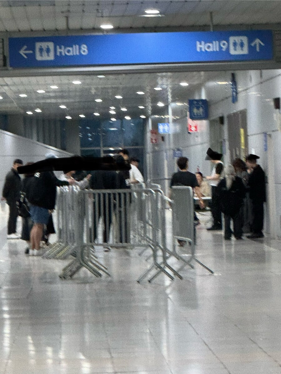 실시간 아이묭 내한 콘서트 중에 티켓 찢기고 퇴장당하는 사람들 속출.jpg | 인스티즈