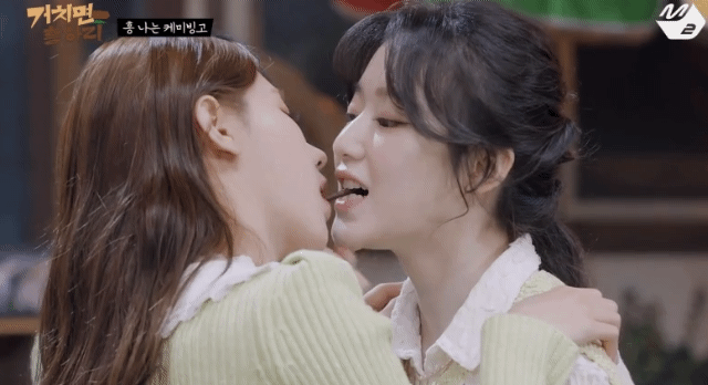  아슬아슬하게 빼빼로게임하는 아이들 미연이와 슈화.gif