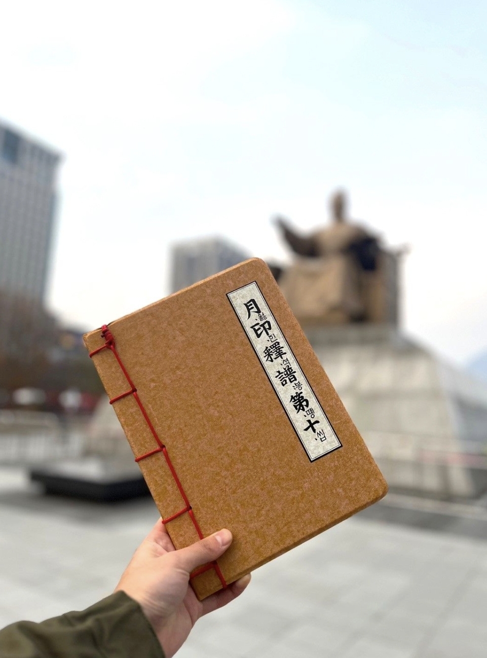알티타는 중인 갤럭시탭, 아이패드 고서 케이스.twt | 인스티즈