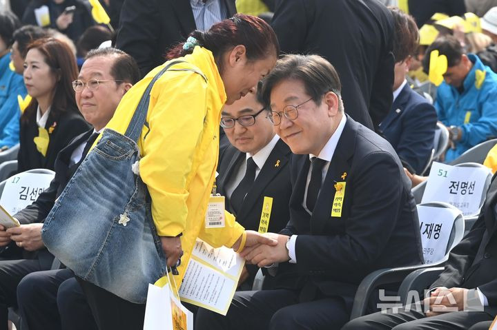 세월호 유가족과 인사하는 이재명 | 인스티즈