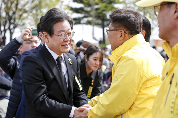 세월호 유가족과 인사하는 이재명 | 인스티즈