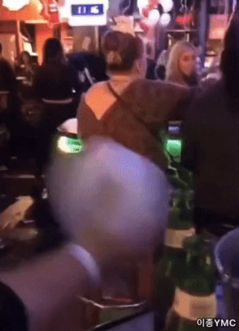  풍선에 마음을 담아 헌팅하려는 남자.gif