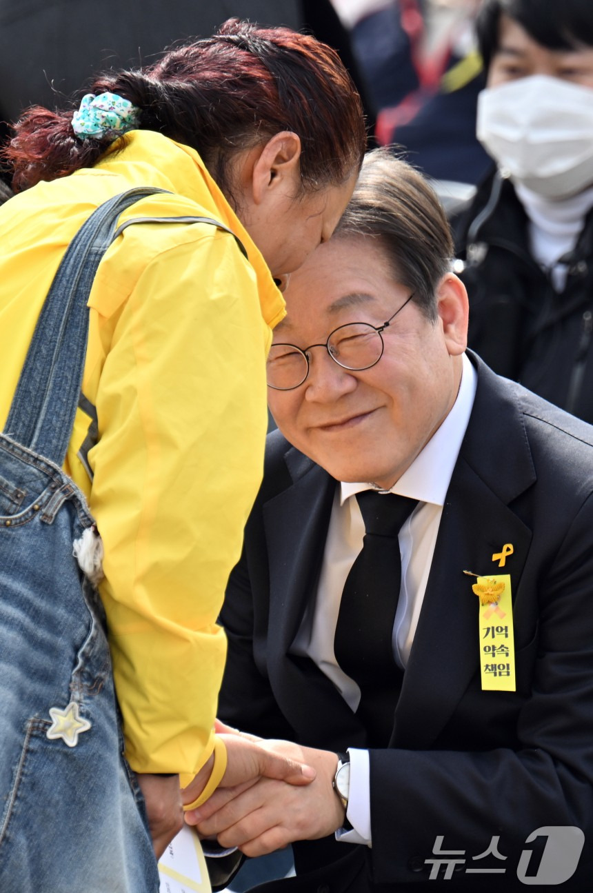 세월호 유가족과 인사하는 이재명 | 인스티즈