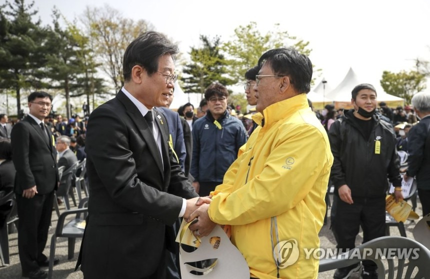 세월호 유가족과 인사하는 이재명 | 인스티즈