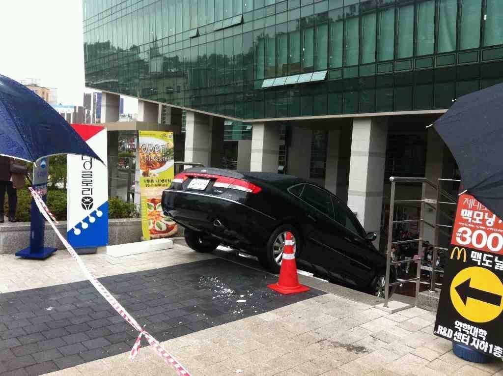 어제자 난리난 중앙대 계단 차 끼임 | 인스티즈