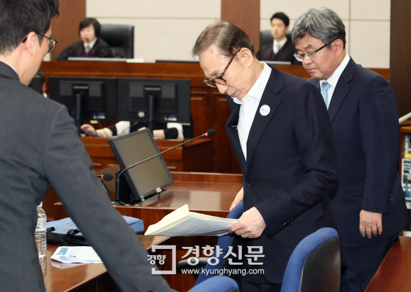 윤석열에게만 제공된 가죽의자 | 인스티즈