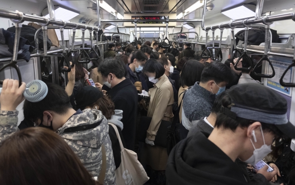 지하철 출근길 앉아가기 vs 퇴근길 앉아가기 | 인스티즈