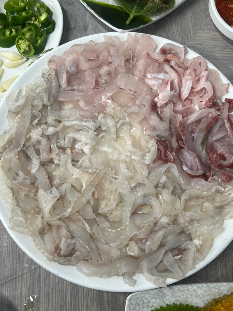  바다 사람에게 회란 서너점 푸욱 떠서 초장 찍어먹는건데 타지에서 그렇게 했다가 혼남..1