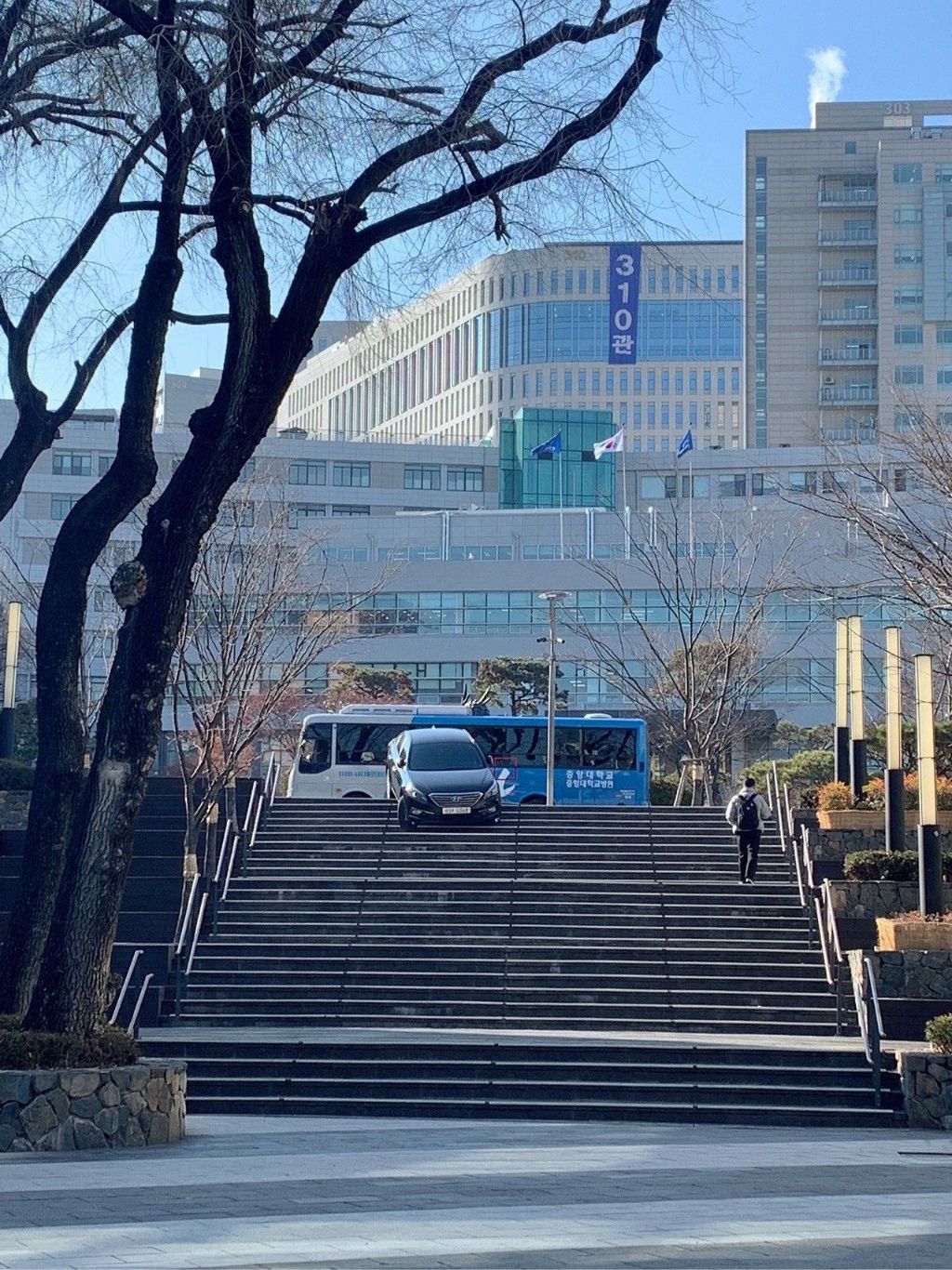 어제자 난리난 중앙대 계단 차 끼임 | 인스티즈