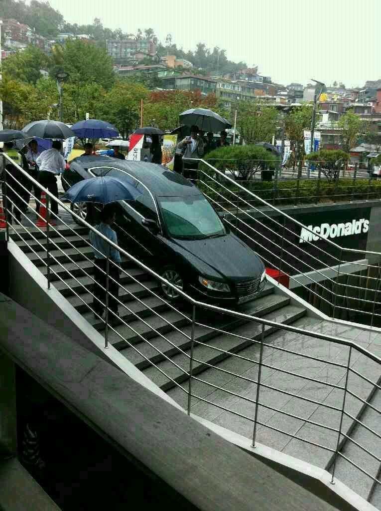 어제자 난리난 중앙대 계단 차 끼임 | 인스티즈