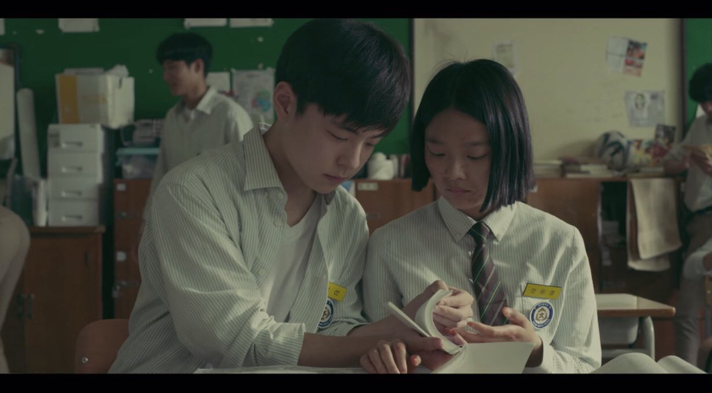단편영화 같은 보건교사 안은영 속 에피소드 '가로등 아래 김강선' | 인스티즈