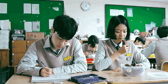 단편영화 같은 보건교사 안은영 속 에피소드 '가로등 아래 김강선' | 인스티즈