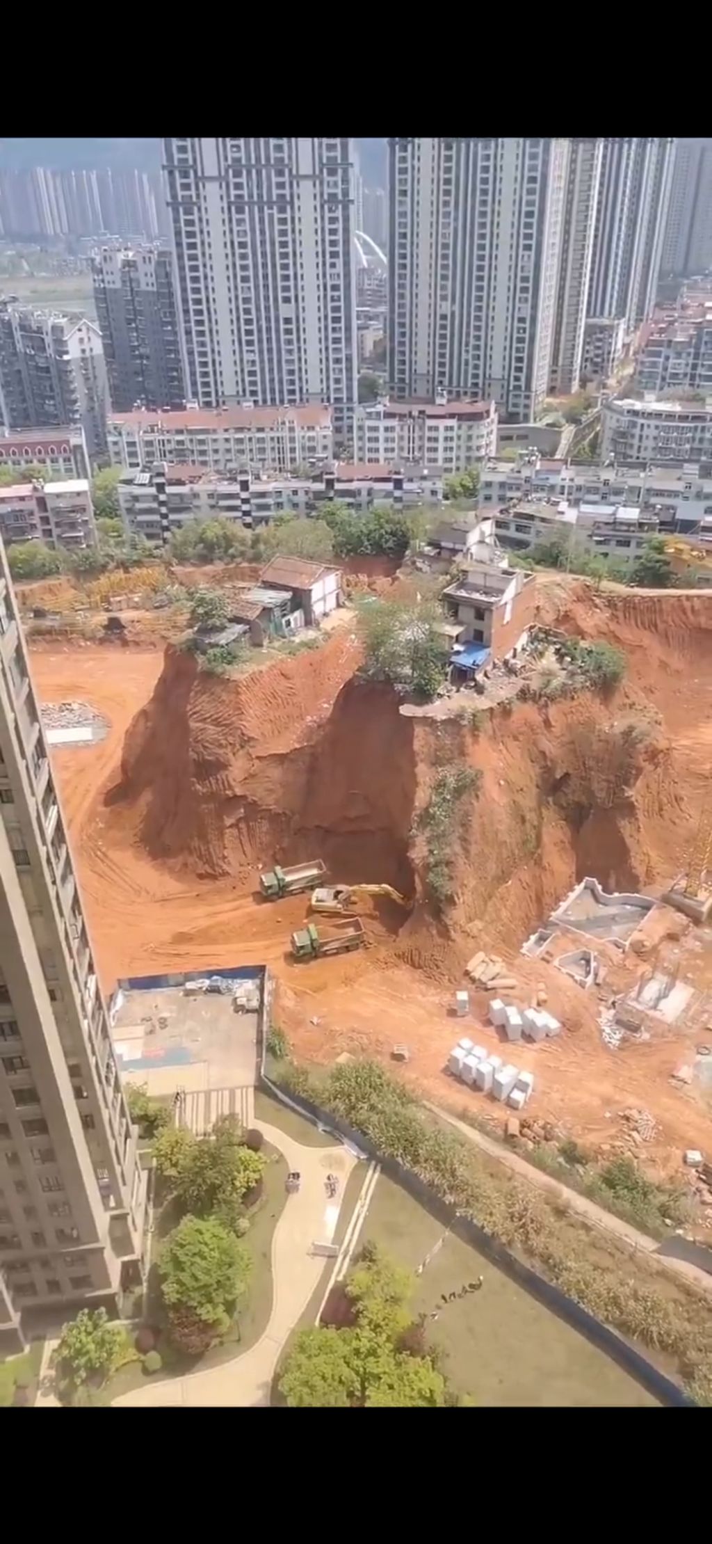  재개발구역인데 땅을 너무 깊게 파는것같다1