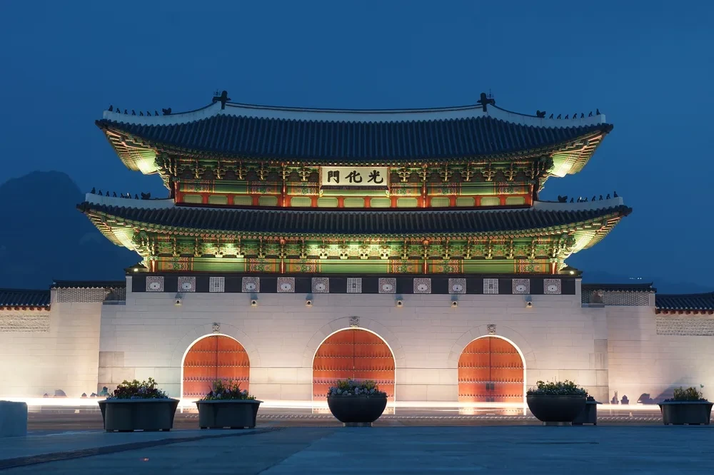 어떤 외국인이 한국은 왜 왕들 살던곳에 중국말이 써있냐고 | 인스티즈