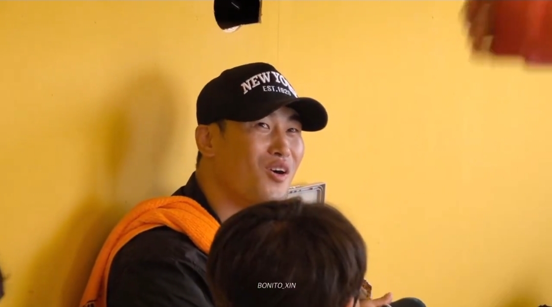  선글라스 망가진 숙박객한테 본인이 쓰려고 가져온 구찌 선글라스 선물한 BTS 진.t..