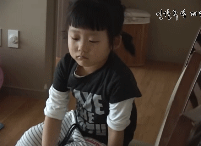 [인간극장 네쌍둥이] 자매들끼리만 몰래 먹는 포도 🍇 | 인스티즈