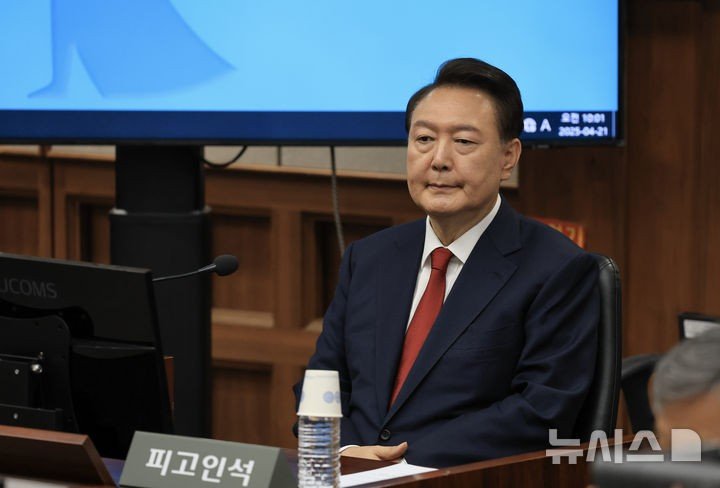 카메라 외면·눈 감고 침묵…피고인석 앉은 尹 모습 | 인스티즈