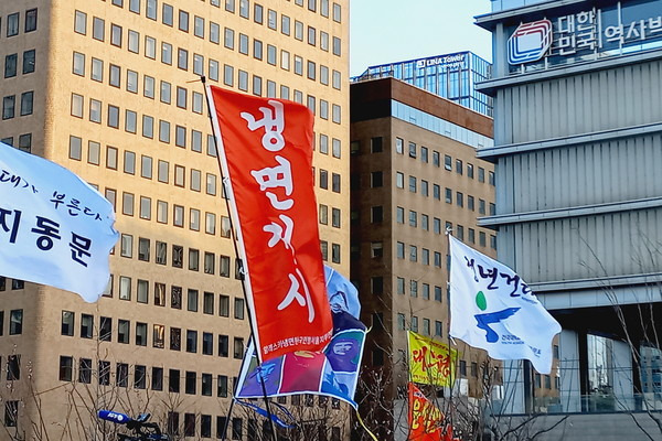 이번 시위 때 등장했던 기발한 깃발 모음 | 인스티즈