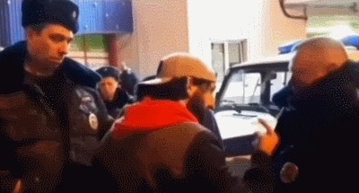  맞짱 뜨면 경찰이 심판보는 나라.gif