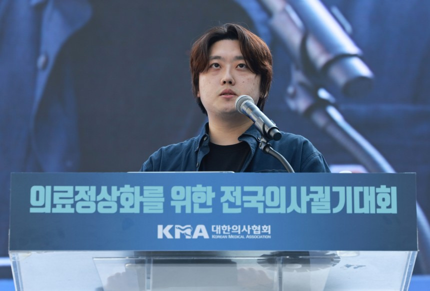  우리가 뭘 그리 잘못했나”…서울 도심 모인 의사들