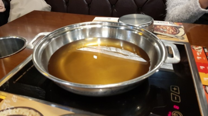  두끼 떡볶이 고인물들은 이걸로 육수함1