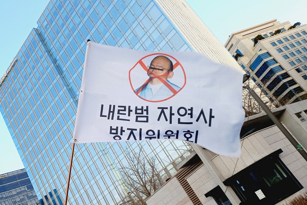 이번 시위 때 등장했던 기발한 깃발 모음 | 인스티즈