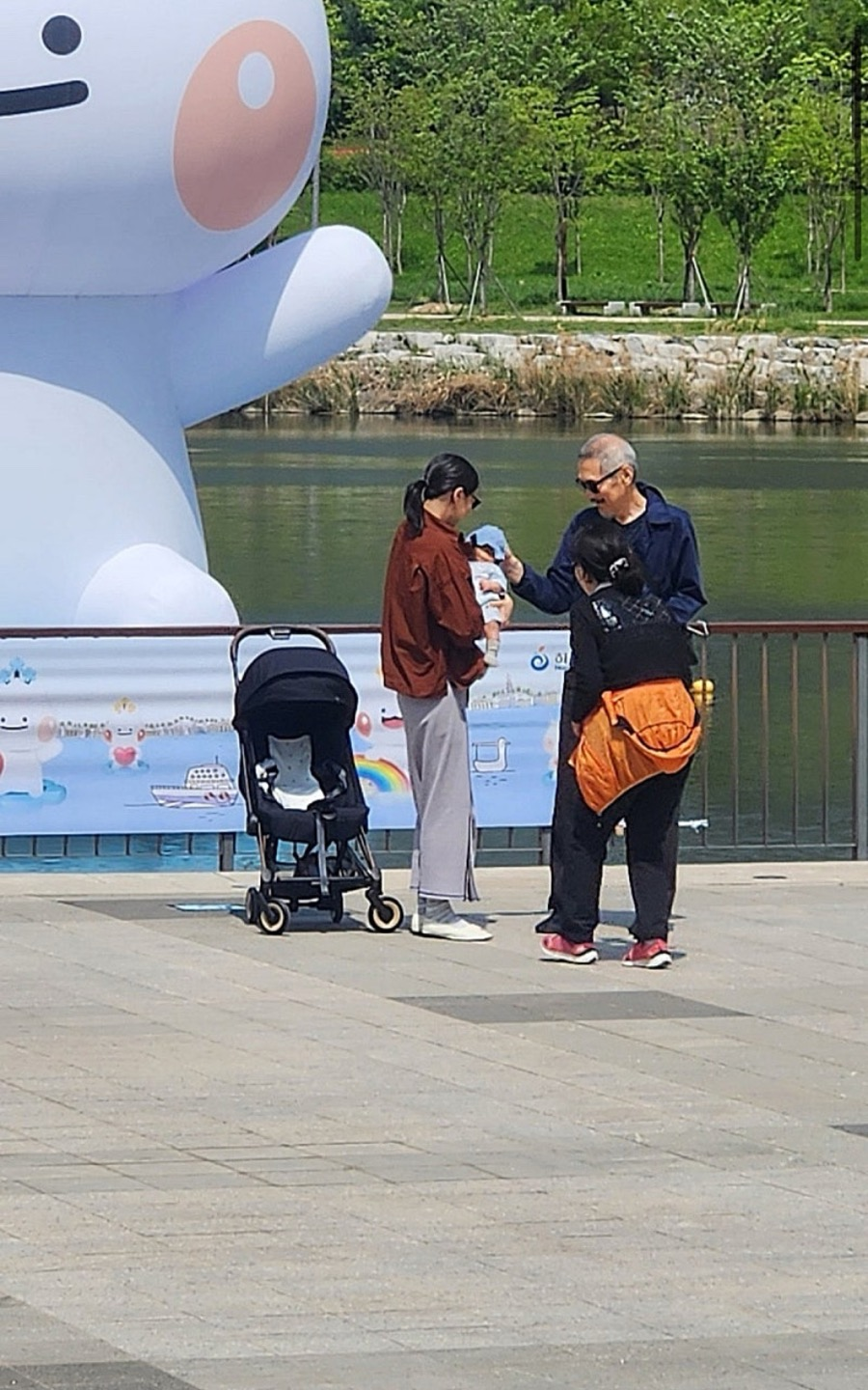  (할콩달콩주의) 미사호수공원에 산책나온 아기엄마아빠