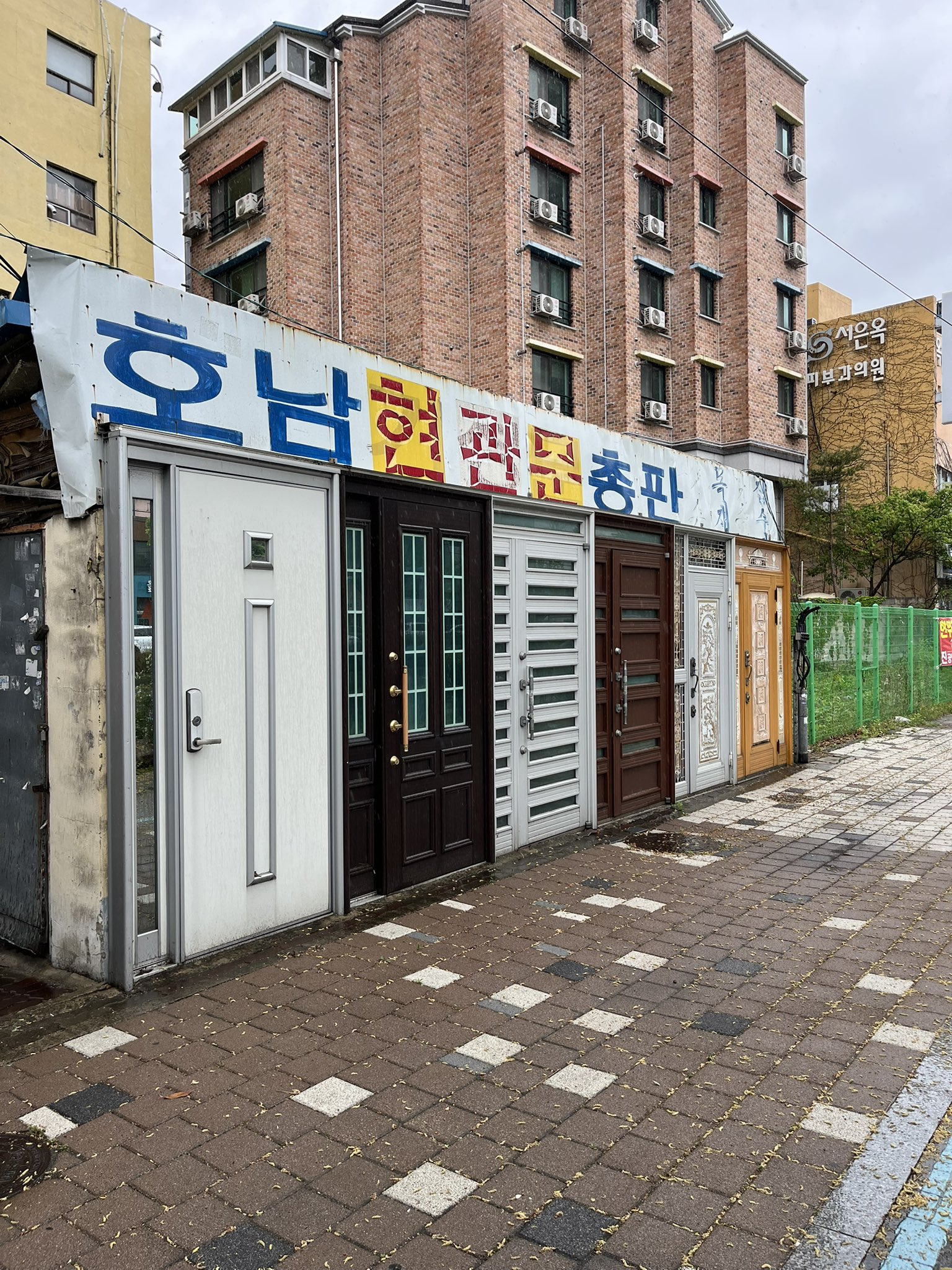 상담하려면 어디 문을 두들기고 들어가야 할까