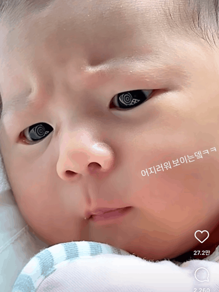  책에 초집중하는 신생아 아기