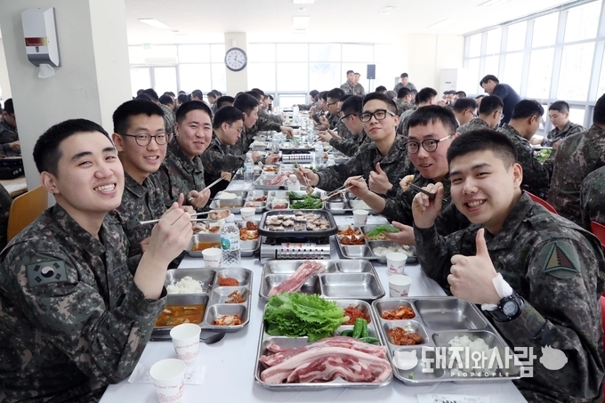 군대 삼겹살 회식 | 인스티즈