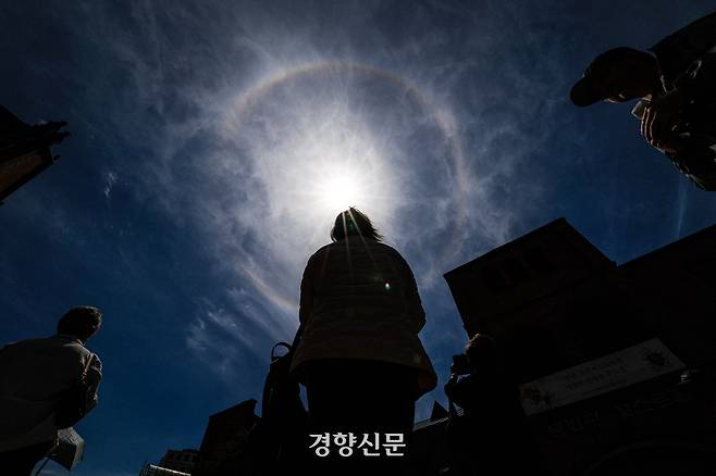 '교황님이 찾아오셨을까…' 명동성당 위에 뜬 무지개 [정동길 옆 사진관] | 인스티즈