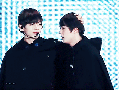  약간 신기한 남자아이돌들의 뒤통수 .gif