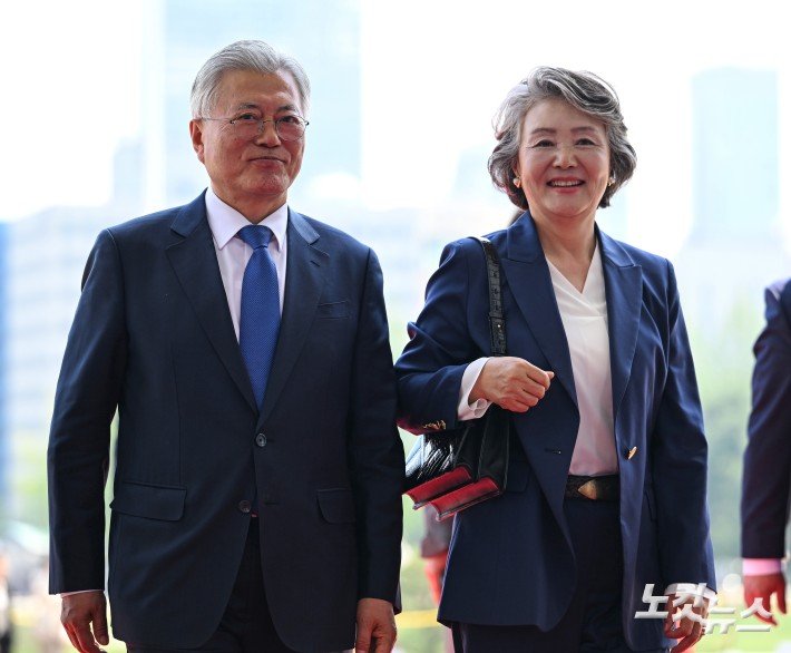 실시간 국회 도착한 문재인 전 대통령, 김정숙 여사님 | 인스티즈