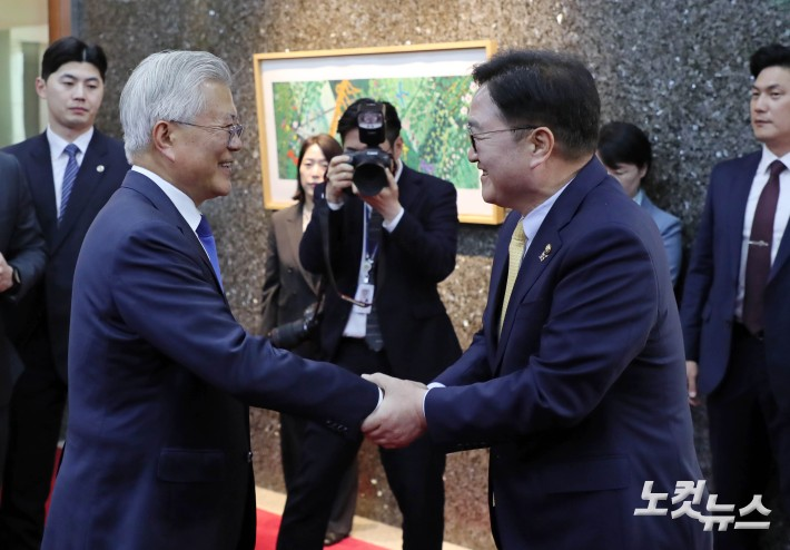 실시간 국회 도착한 문재인 전 대통령, 김정숙 여사님 | 인스티즈
