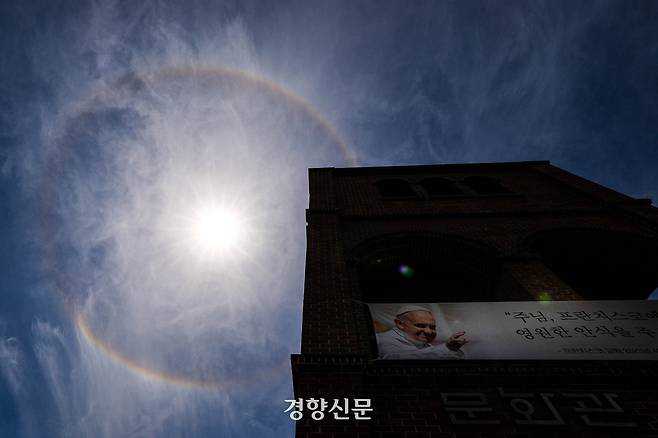 '교황님이 찾아오셨을까…' 명동성당 위에 뜬 무지개 [정동길 옆 사진관] | 인스티즈