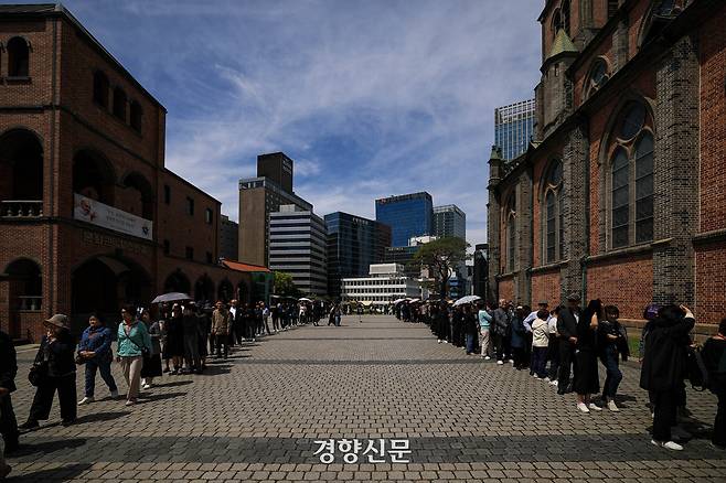 '교황님이 찾아오셨을까…' 명동성당 위에 뜬 무지개 [정동길 옆 사진관] | 인스티즈