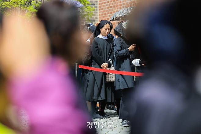'교황님이 찾아오셨을까…' 명동성당 위에 뜬 무지개 [정동길 옆 사진관] | 인스티즈