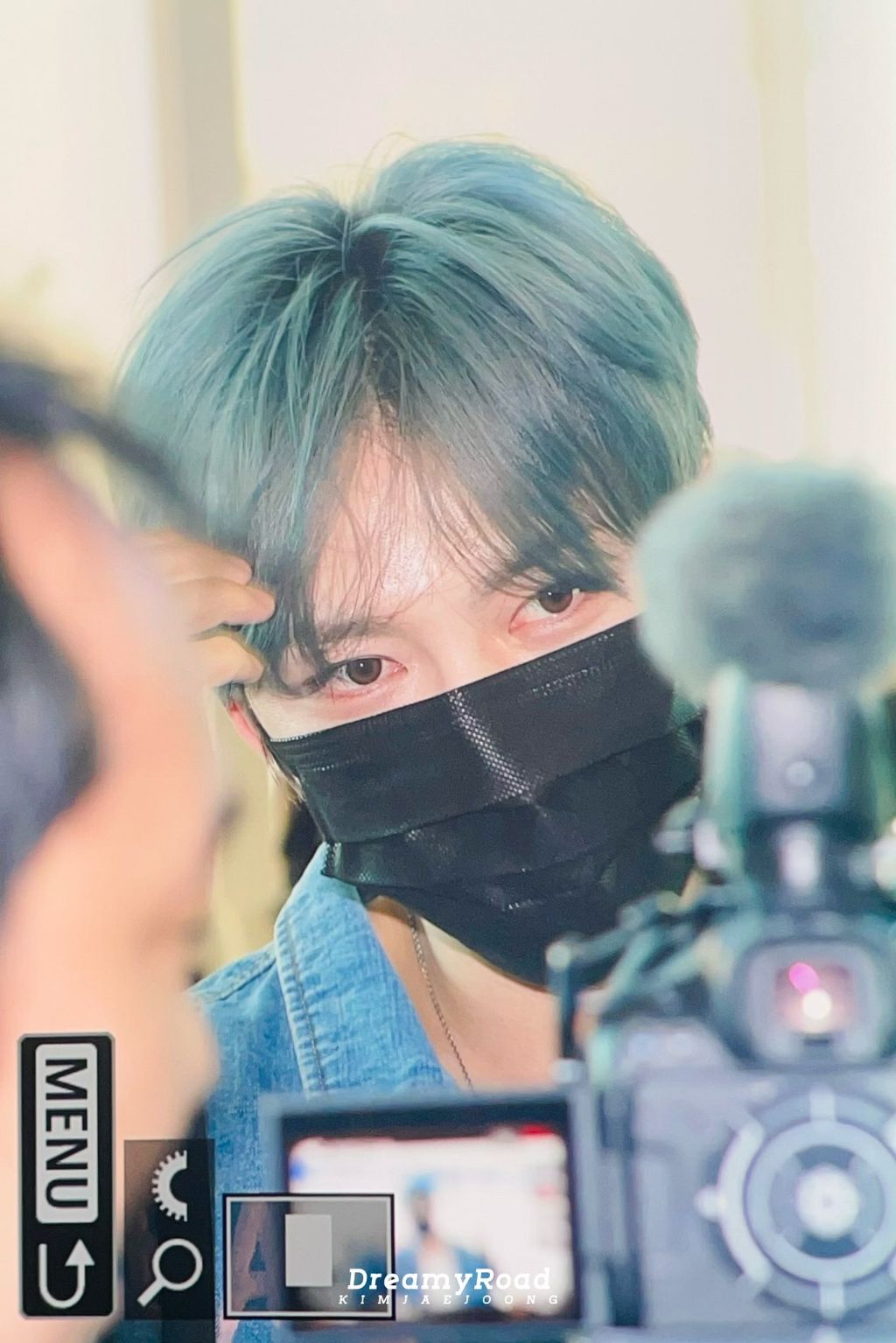 오늘자 홍콩으로 출국하는 김재중 사진..... | 인스티즈