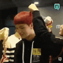 약간 신기한 남자아이돌들의 뒤통수 .gif | 인스티즈