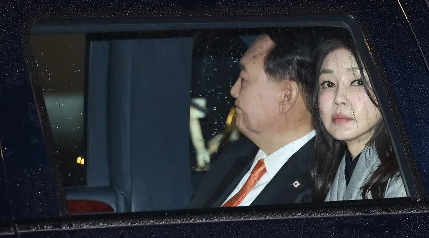  숙취 메이크업하고 정상회담 다니는 김건희