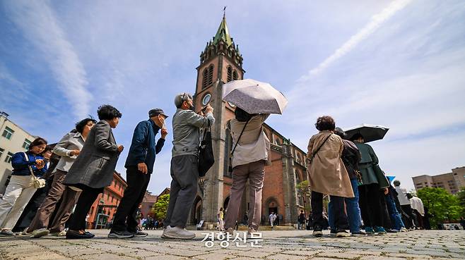 '교황님이 찾아오셨을까…' 명동성당 위에 뜬 무지개 [정동길 옆 사진관] | 인스티즈