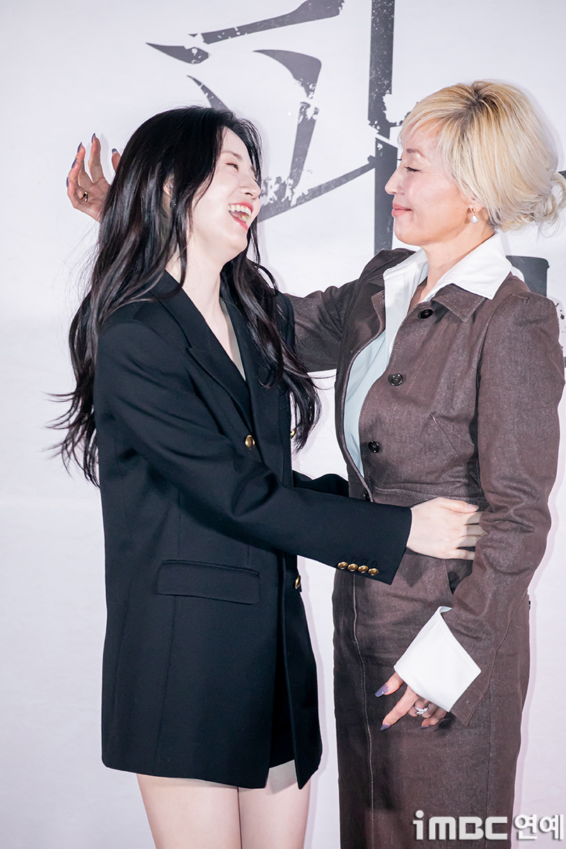 이혜영이 팔 벌리니까 달려가서 안기는 신시아 | 인스티즈