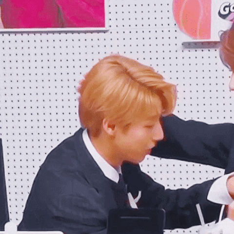 약간 신기한 남자아이돌들의 뒤통수 .gif | 인스티즈