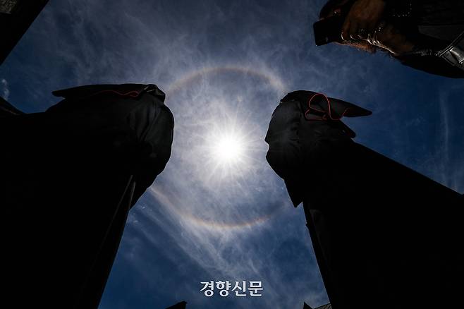 '교황님이 찾아오셨을까…' 명동성당 위에 뜬 무지개 [정동길 옆 사진관] | 인스티즈