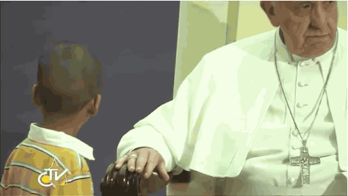  모두가 제지하려고 하는데 교황님은 어울려 주셨다.gif