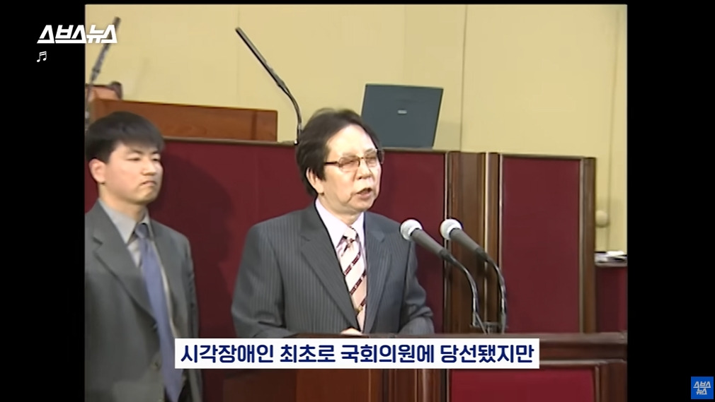 카메라 의식하는 안내견 조이 | 인스티즈