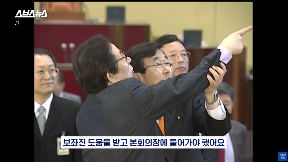 카메라 의식하는 안내견 조이 | 인스티즈