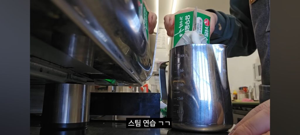 히키에서 알바N번 짤려도보고 카페알바 잘해보려고 내돈내산 라떼아트 배우러갔다가 본사에 초대받은 유투버 | 인스티즈