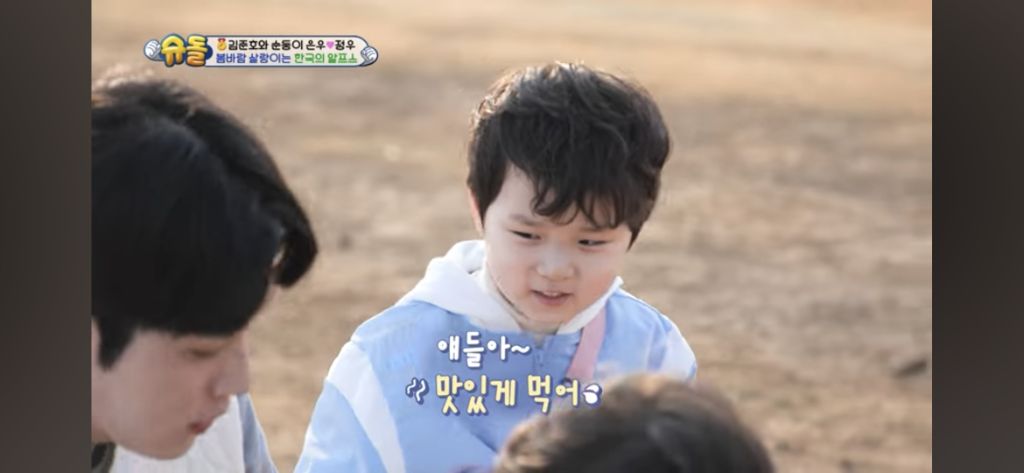 [슈돌] 목장 먹이주기 체험하는 정우 | 인스티즈