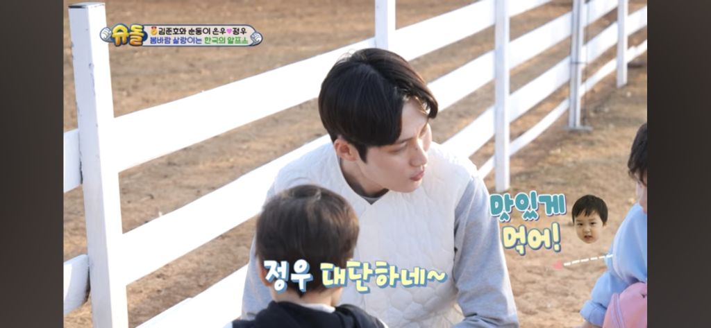 [슈돌] 목장 먹이주기 체험하는 정우 | 인스티즈